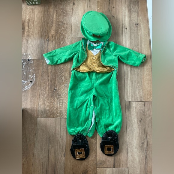 Little leprechaun infant custome. Size 6 month + - Picture 2 of 2